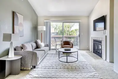 Image de Sleek Foster City 2br w/ Gym, Pool, Spa & W/D, near Visa, by Blueground