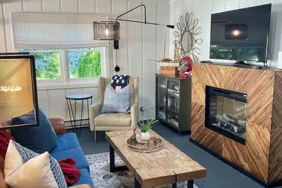 Image de A Step Away: Long-Term Stays - Right Downtown with Yard!