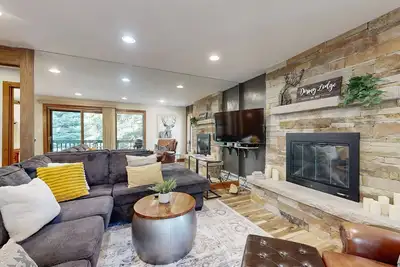 Image de Mountain-view condo with wood-burning fireplace, pool access, W/D & balcony