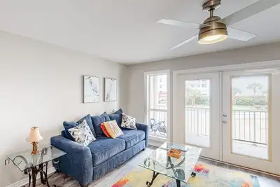 Image de Updated condo with balcony, central Ac, pools, hot tub, grills, & beach access