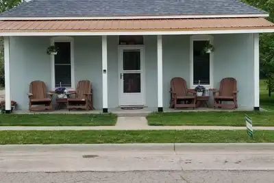 Image de 2 blks from Sturgis Main St * 3 br/2 ba* sleeps 8 easy access- Great Parking
