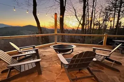Image de Top of the Ridge Chalet - Pet Friendly | Mountain Views | Hot Tub | Multiple Decks