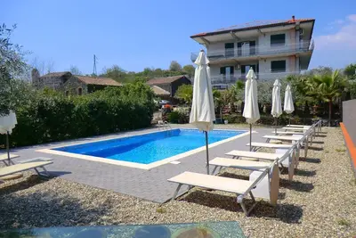 Image de Retraite sicilienne : piscine et jardin