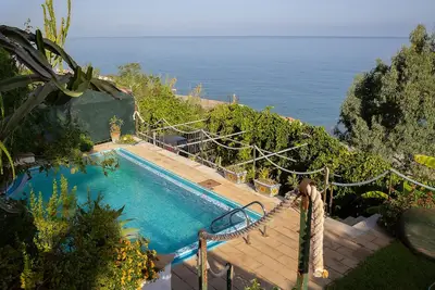 Image de Villa avec piscine, vue sur la mer, piscine et jardin, adaptée aux animaux domestiques