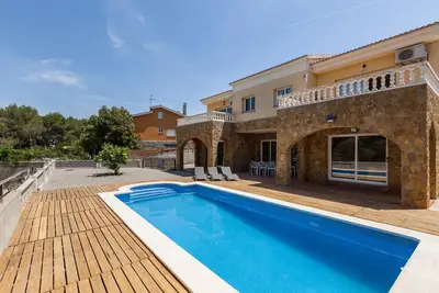Image de Maison de vacances \"Villallop\" avec vue sur les montagnes, piscine et Wi-Fi.