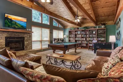 Image de Mountain Lake Lodge  Pool Table, Hot Tub, $560 Free tickets each paid day!