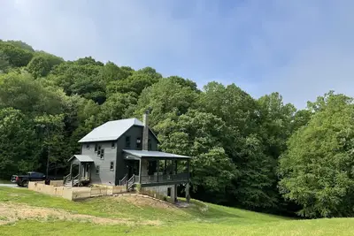 Image de Mountain cottage surrounded by pasture and woods