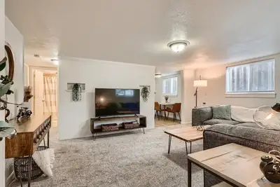 Image de Beautiful 2 bedroom basement apartment in Lakewood