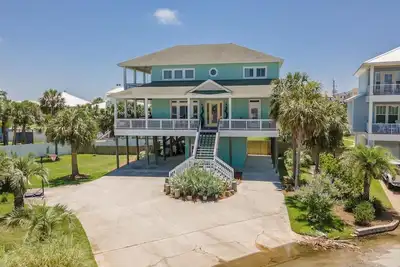 Image de Spacious 5-Bdrm Retreat w/ Incredible Sound Views and Relaxing Coastal Charm!