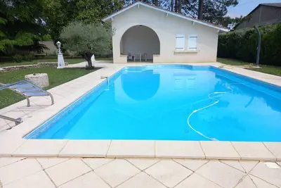 Image de Villa dans un parc de 2600 m2, à 100 m du Lot avec piscine privée couverte