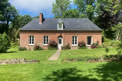 Image de La Lanterne, spacieuse maison en briques, dans un écrin vert