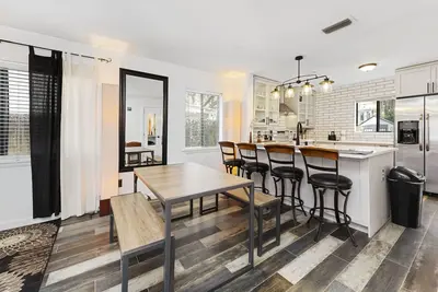 Image de Beach Townhouse 5 blocks from the water and restaurants. Private fenced backyard