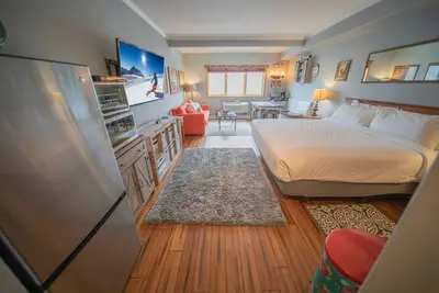 Image de Updated Studio with a free shuttle to the slopes!