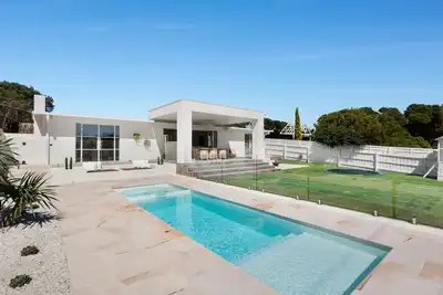 Image de Transporting you back to that classic era of Palm Springs (sleeps 13)