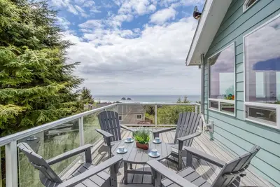 Image de Elevated Panoramic Rockaway Beach Views, Charming Home with King Master Suite!