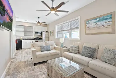Image de 231 33rd st, Unit C (back lower) · Surfer's Hideway ★ Parking ★ Near Lighthouse