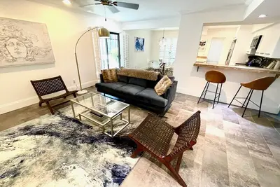 Image de Contemporary Biltmore Fashion Park Condo