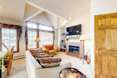 Image de Mountain condo with balcony, fireplace, washer/dryer, & WiFi - walk to lifts