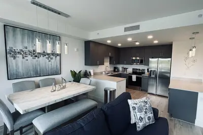 Image de ★ New Luxury Waterfront Condo ★ Pool/Gym/Hot tub ★