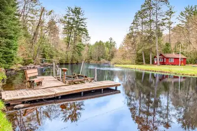 Image de Riverfront home with private dock, kayaks, views, firepit, cornhole & foosball