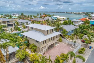 Image de Reel Escape - 4 Bedroom \/ 2 Bathroom w\/ Pool, Boat Dock & Sleeps 8!