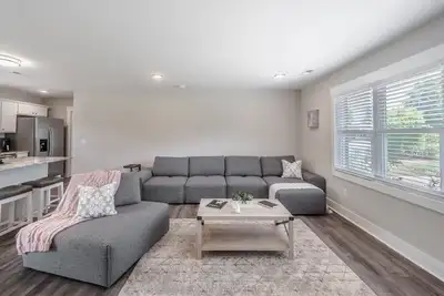 Image de Spacious w/ all King Beds, 15 min from Beach + Downtown, Pup Friendly!