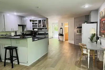 Image de Cozy & Secluded Estate on 7 acres, Boasting Fresh Renovations!