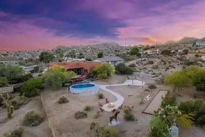 Image de Stargaze Hacienda Joshua Tree - Pool, Spa, Sauna, Bocce Ball!