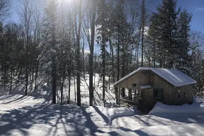 Image de Brookside cabin on Budding Homestead