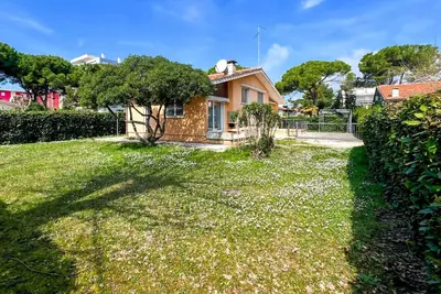 Image de Appartement de vacances avec climatisation et jardin