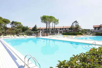 Image de Appartement de vacances avec jardin et piscine de plein air