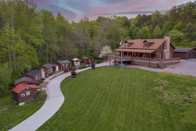 Image de Weaverville Cabin + Mini Cabins w/ Hot Tub + Fire on 50 Acres!