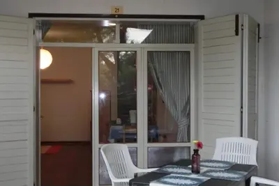 Image de Appartement de vacances avec climatisation, balcon et piscine