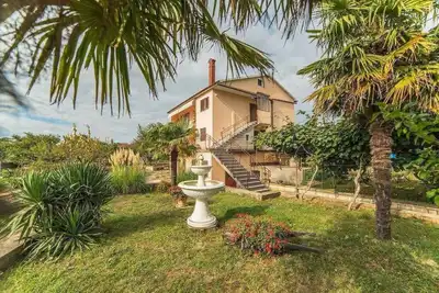Image de Appartement de vacances avec terrasse et bain Ă remous dans le jardin