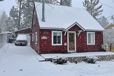 Image de *Redwood Cottage* Family/Romance/Friends Getaway/ WiFi /Near Lake, Village, Park
