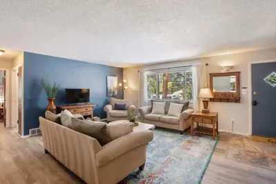 Image de Pinecone Cottage: Hot Tub, Fireplace, Fire pit