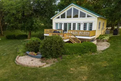 Image de Clinton Lake Vacation Rentals. Charlie’s Lakeside Cottage! ! Beautiful lake views!