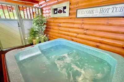 Image de Honey Hole Haven: Free Attraction Tickets, Hot Tub, Arcade Game, Fireplace & Lake Views