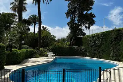 Image de Cannes, apparemment T3 Rez-de-jardin à 30m de la plage, dans parc paysager