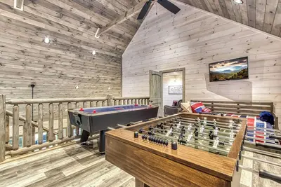 Image de Family Gem! Wears Valley Area Indoor Pool Theater Game Rm Outdoor Fireplace Ship