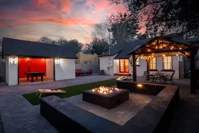 Image de Historic Tudor Sleeps 6 + Pool, Drive Way, Fire-pit, Grill, Pet Friendly