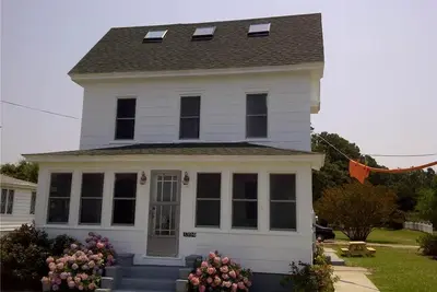 Bunting House - Waterfront  w/ Shared Dock &  Linens Provided. Pet friendly.