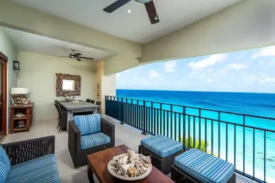 Oceanfront 2 bedroom beach apartment Bellevue 8, sandy beach, private pools