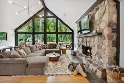 Image de Modern A-Frame Cabin + Hot Tub + Golf Cart. Amenities Galore!