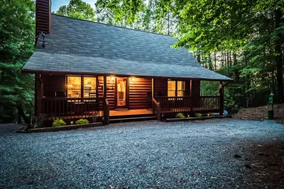 Image de Dog Friendly, Hot Tub, Secluded Log Cabin, Fireplace, Fire Pit, Game Rm, King Bd