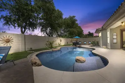 Image de King Bed ~ Palm Valley Golf Course ~ Heated Pool ~ Hot Tub ~ Updated Home!