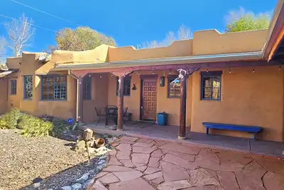 Image de Alfreds Compound Main + Guest House in Town Hot Tub Wifi