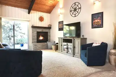 Image de Clean Sandpoint condo in quiet lakefront community w/ pool, tennis courts