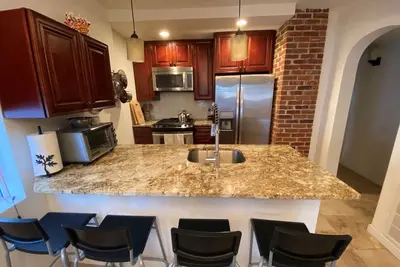 Image de One block from the beach. 2 bed/2 bath apartment.