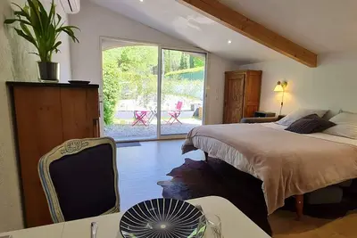 Image de Studio cosy avec piscine dans un écrin de verdure